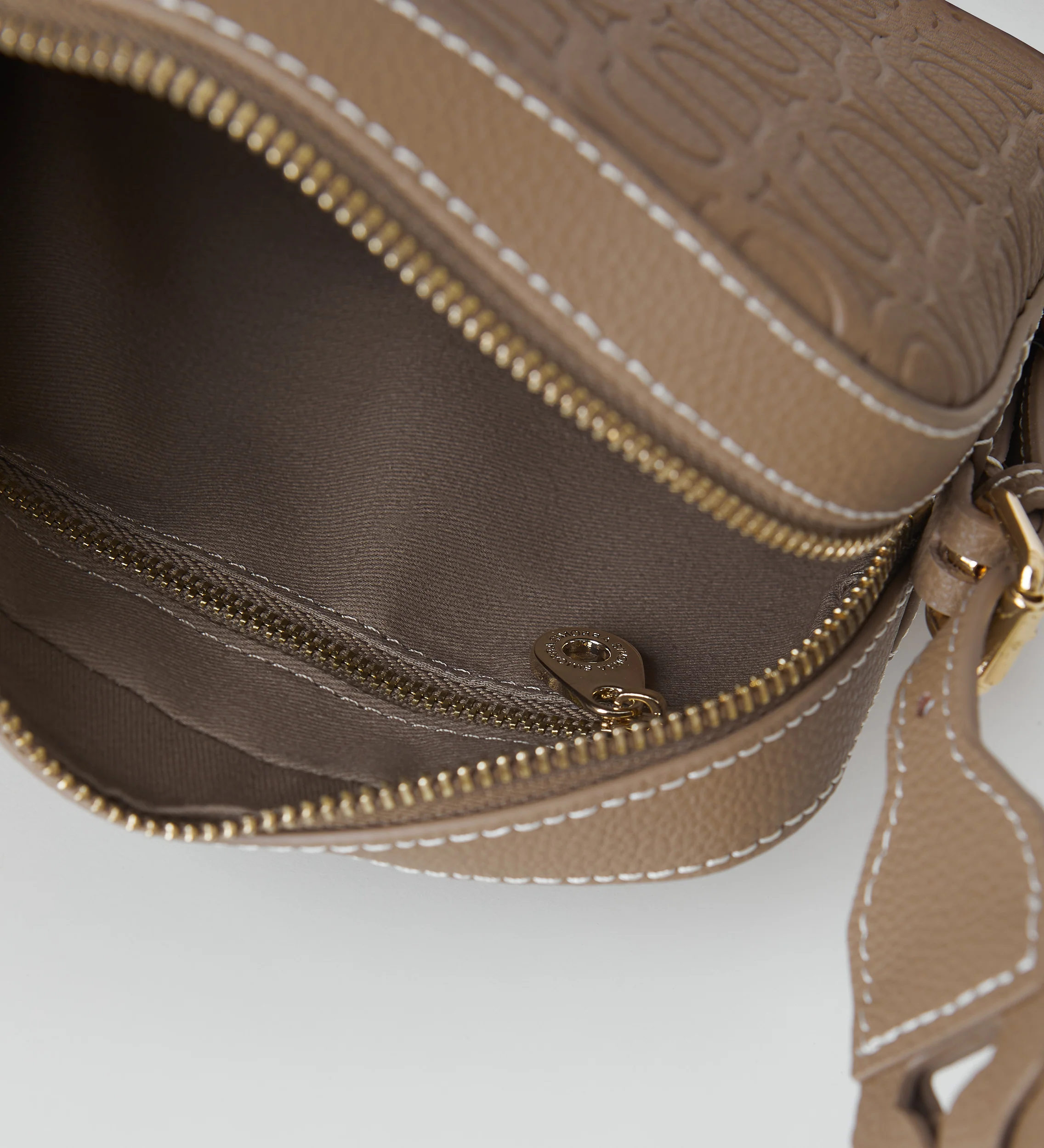 Bolso logo grabado - Image 5